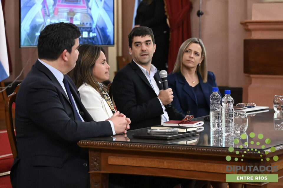 Inteligencia Artificial: la Legislatura entrerriana recibió capacitación para su aplicación en parlamentos