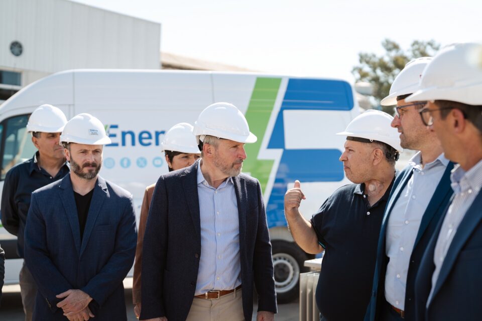 El gobernador acompañó la firma de convenios para modernizar el alumbrado público en municipios entrerrianos