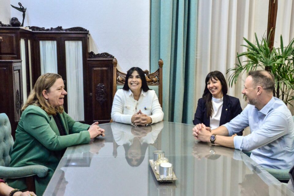 Aluani y Berisso inauguraron un espacio de exposición de productos de Manos Entrerrianas