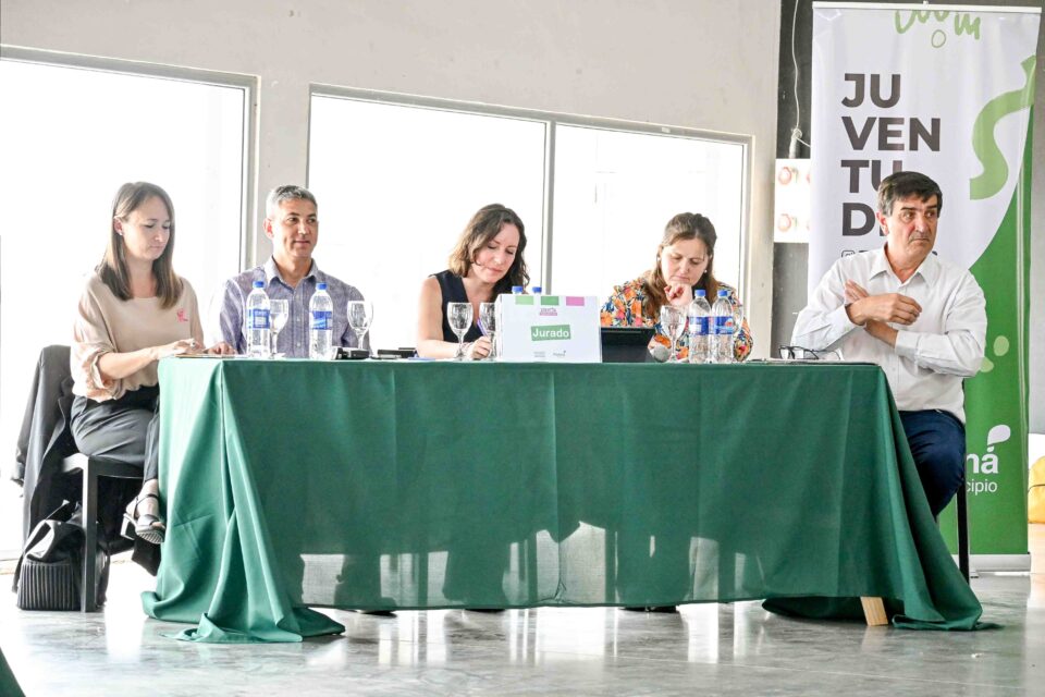Estudiantes universitarios y secundarios participaron del primer Ideatón Paraná 360