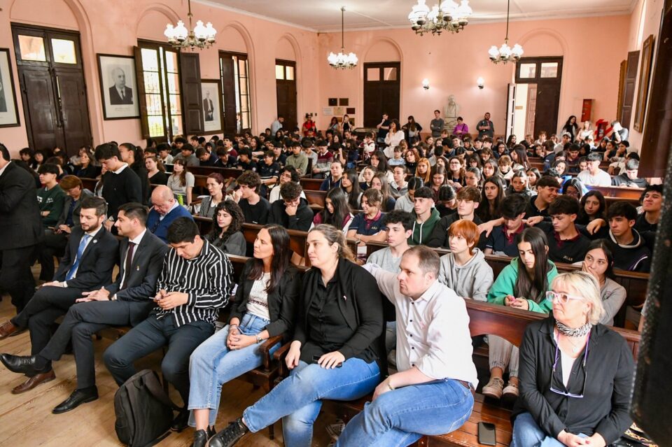 Alumnos del colegio San Isidro Labrador de La Paz visitaron la Cámara de Diputados Alumnos del colegio San Isidro Labrador de La Paz visitaron la Cámara de Diputados