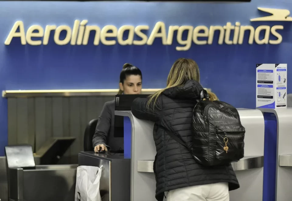 Asambleas de pilotos afectan a casi un centenar de vuelos de Aerolíneas Argentinas