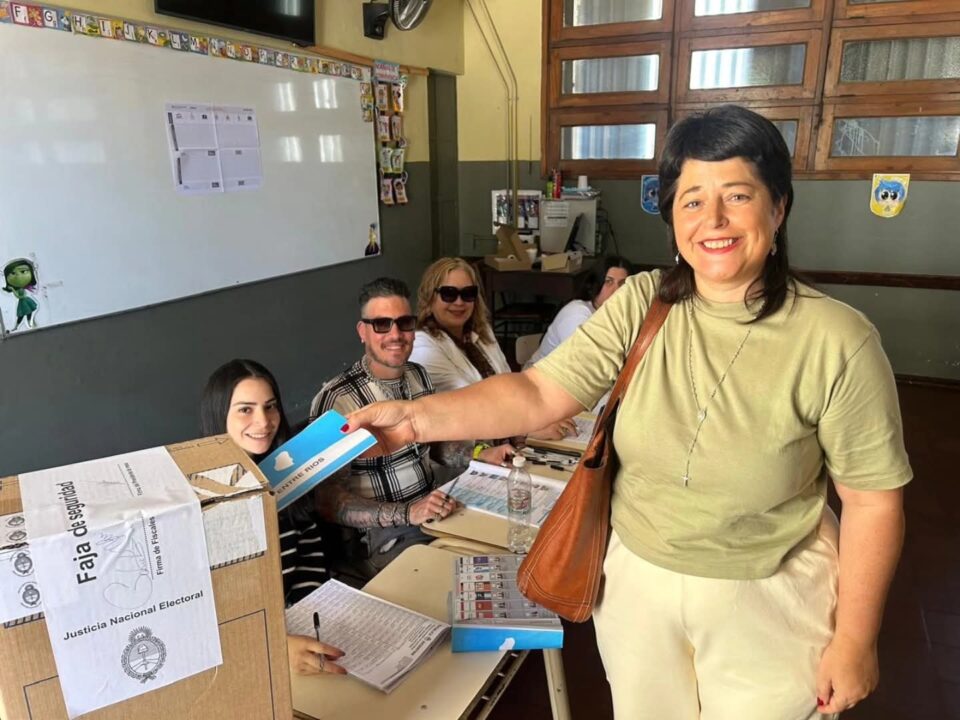 Emitio su sufragio la candidata a senadora Carolina Gaillard Emitio su sufragio la candidata a senadora Carolina Gaillard