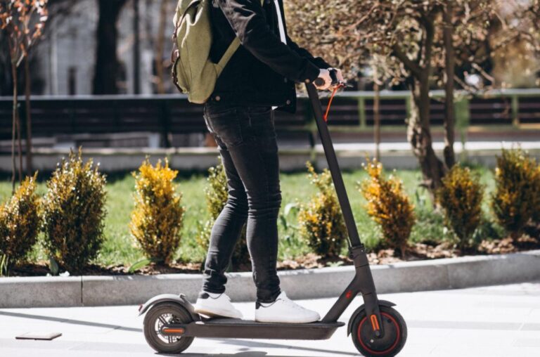 Ver más Sucesos policiales Viernes 31 de Octubre de 2025 En Vivo Logo del sitio Avatar Vivo Hablar Últimas noticias Paraná Policiales Política Sociedad Internacionales Deportes Economía Espectáculos Haciendo Comunidad Impulso Empresarial La Cocina del Once Clasionce En Vivo Política Renunció Guillermo Francos con una carta pública dirigida al presidente Milei 31 de Octubre de 2025 Guillermo Francos. Guillermo Francos. Foto: (Archivo). El saliente jefe de Gabinete lo confirmó a través de una carta pública dirigida al presidente Javier Milei, en la que atribuyó su decisión a los «persistentes trascendidos sobre modificaciones en el Gabinete Nacional». El jefe de Gabinete, Guillermo Francos, presentó este viernes su renuncia indeclinable al cargo.  El propio Francos lo confirmó a través de una carta pública dirigida al presidente Javier Milei, en la que atribuyó su decisión a los «persistentes trascendidos sobre modificaciones en el Gabinete Nacional».     La dimisión de Francos, que se produce tras las elecciones legislativas del 26 de octubre, era un hecho inminente según habían informado fuentes cercanas al Gobierno a Noticias Argentinas.  Esta agencia (NA) había adelantado que el vocero presidencial, Manuel Adorni, sería su reemplazante en la Jefatura de Gabinete, y que el asesor Santiago Caputo asumiría al frente de un «superministerio» de Interior.      La carta de Francos    En su carta, Francos explicó que su salida busca que Milei pueda «afrontar sin condicionamientos la etapa de gobierno que se inicia» tras los comicios.  «Le agradezco profundamente la oportunidad de servir con lealtad y patriotismo a nuestro país y a su gobierno», expresó el funcionario saliente.     Francos también destacó lo que llamó una «extraña coincidencia» en su gestión: «mi primer acto como Ministro del Interior y mi último como Jefe de Gabinete fueron reunir a los Gobernadores de las Provincias con el Poder Ejecutivo Nacional con el objeto de encontrar mecanismos de diálogo y generación de consensos».     «Ha sido para mí un honor ser parte de un proyecto transformador que tiene por objeto encaminar a nuestro país en una senda de libertad y progreso. Sepa que, como hasta hoy, siempre podrá contar conmigo» concluyó. Ver más Sucesos policiales Viernes 31 de Octubre de 2025 En Vivo Logo del sitio Avatar Vivo Hablar Últimas noticias Paraná Policiales Política Sociedad Internacionales Deportes Economía Espectáculos Haciendo Comunidad Impulso Empresarial La Cocina del Once Clasionce En Vivo Política Renunció Guillermo Francos con una carta pública dirigida al presidente Milei 31 de Octubre de 2025 Guillermo Francos. Guillermo Francos. Foto: (Archivo). El saliente jefe de Gabinete lo confirmó a través de una carta pública dirigida al presidente Javier Milei, en la que atribuyó su decisión a los «persistentes trascendidos sobre modificaciones en el Gabinete Nacional». El jefe de Gabinete, Guillermo Francos, presentó este viernes su renuncia indeclinable al cargo.  El propio Francos lo confirmó a través de una carta pública dirigida al presidente Javier Milei, en la que atribuyó su decisión a los «persistentes trascendidos sobre modificaciones en el Gabinete Nacional».     La dimisión de Francos, que se produce tras las elecciones legislativas del 26 de octubre, era un hecho inminente según habían informado fuentes cercanas al Gobierno a Noticias Argentinas.  Esta agencia (NA) había adelantado que el vocero presidencial, Manuel Adorni, sería su reemplazante en la Jefatura de Gabinete, y que el asesor Santiago Caputo asumiría al frente de un «superministerio» de Interior.      La carta de Francos    En su carta, Francos explicó que su salida busca que Milei pueda «afrontar sin condicionamientos la etapa de gobierno que se inicia» tras los comicios.  «Le agradezco profundamente la oportunidad de servir con lealtad y patriotismo a nuestro país y a su gobierno», expresó el funcionario saliente.     Francos también destacó lo que llamó una «extraña coincidencia» en su gestión: «mi primer acto como Ministro del Interior y mi último como Jefe de Gabinete fueron reunir a los Gobernadores de las Provincias con el Poder Ejecutivo Nacional con el objeto de encontrar mecanismos de diálogo y generación de consensos».     «Ha sido para mí un honor ser parte de un proyecto transformador que tiene por objeto encaminar a nuestro país en una senda de libertad y progreso. Sepa que, como hasta hoy, siempre podrá contar conmigo» concluyó.