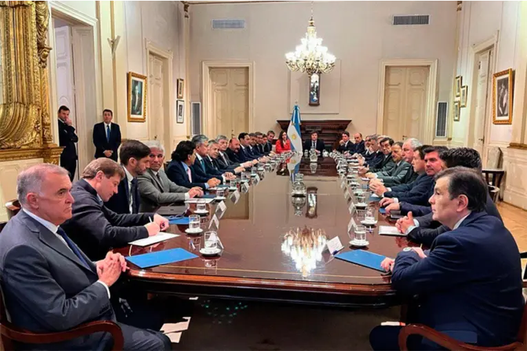 Milei encabezará una mesa de diálogo con gobernadores Milei encabezará una mesa de diálogo con gobernadores