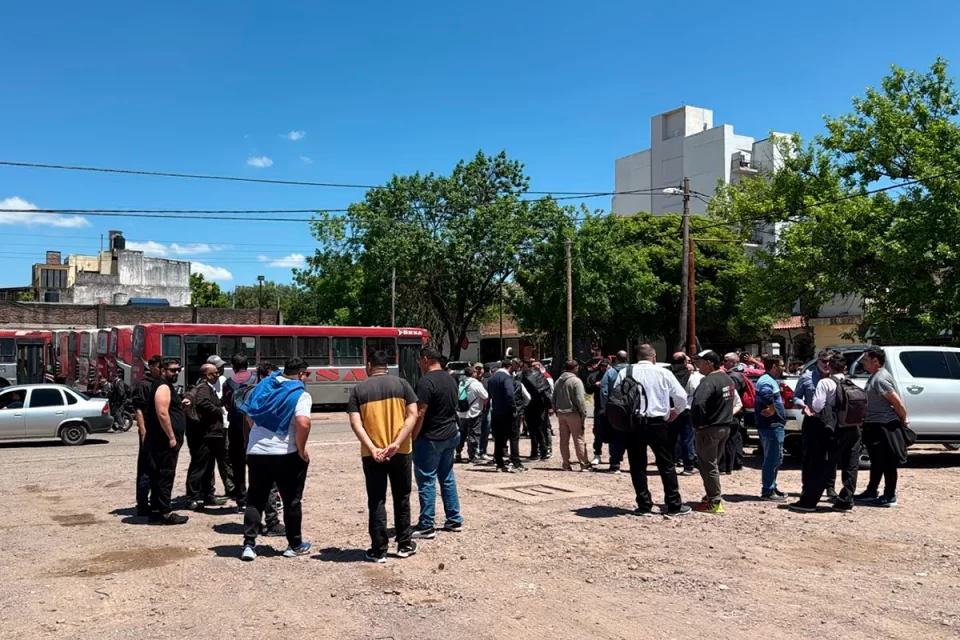 Usuarios sin colectivos urbanos por asamblea de UTA: “Está en riesgo nuestra fuente laboral” Usuarios sin colectivos urbanos por asamblea de UTA: “Está en riesgo nuestra fuente laboral”
