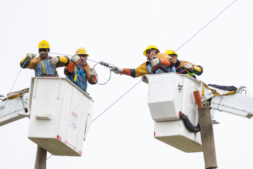 Continúan trabajando para reponer el servicio eléctrico en las zonas afectadas por el temporal