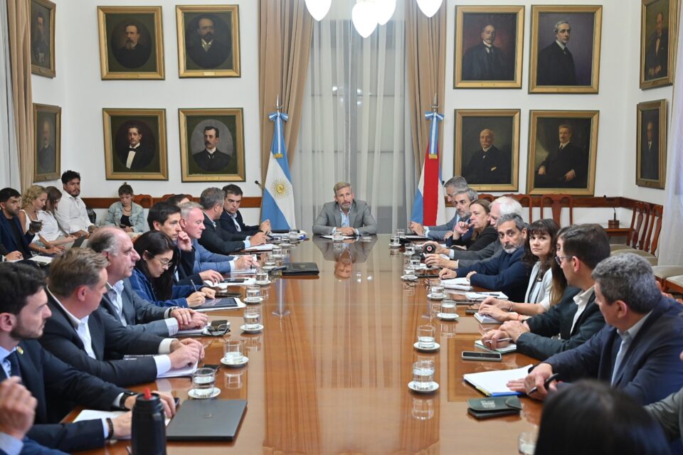 Vehículos, nuevos sistemas de digitalización y viviendas, fueron los temas centrales de la reunión de gabinete