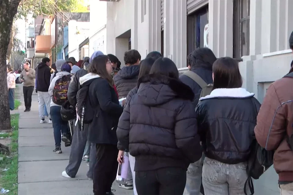 Largas filas de jóvenes para postularse a entrenamientos laborales en Paraná