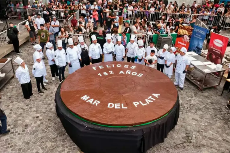 Mar del Plata presentó un alfajor gigante de 720 kilos y va por el récord Guinness